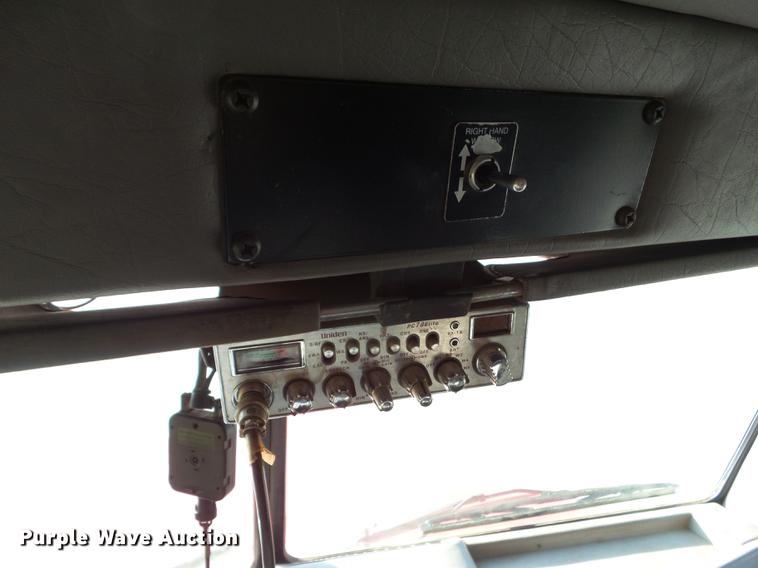 image for item L5727 2007 Peterbilt 335 dump truck