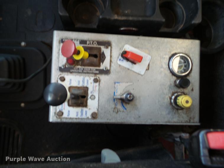 image for item L5727 2007 Peterbilt 335 dump truck