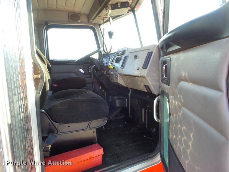 image for item L5727 2007 Peterbilt 335 dump truck