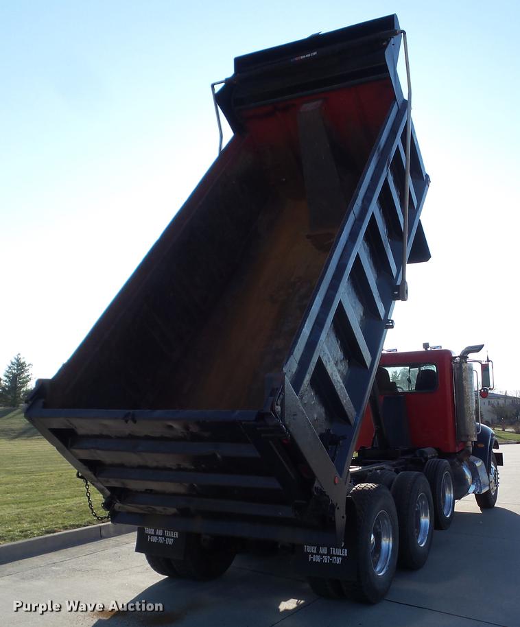 image for item L5727 2007 Peterbilt 335 dump truck