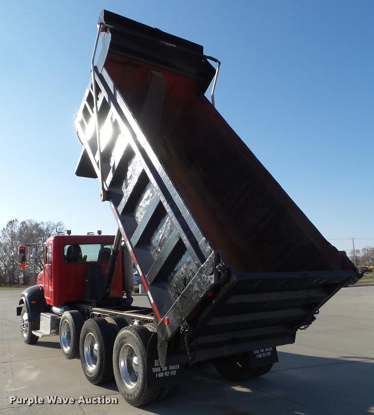 image for item L5727 2007 Peterbilt 335 dump truck