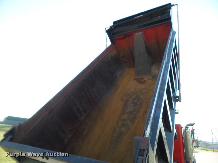 image for item L5727 2007 Peterbilt 335 dump truck