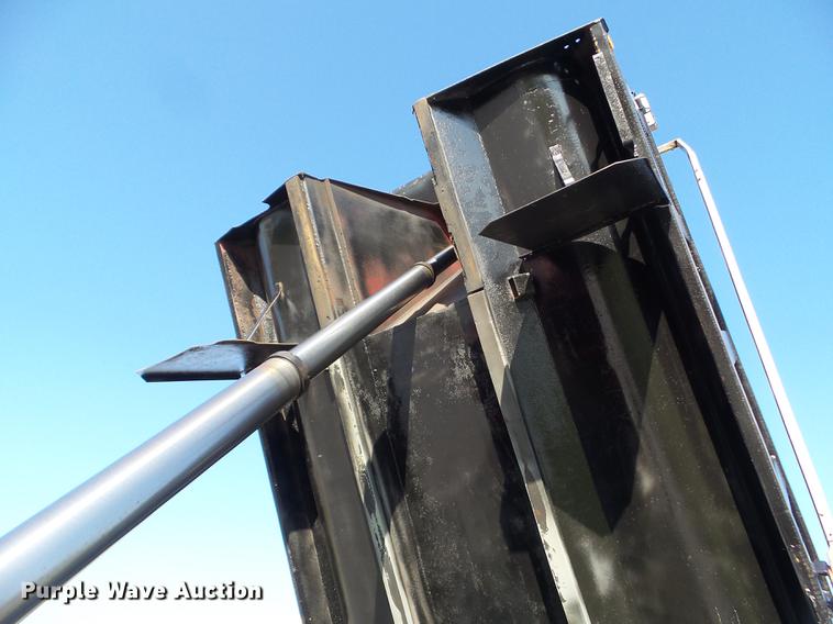 image for item L5727 2007 Peterbilt 335 dump truck