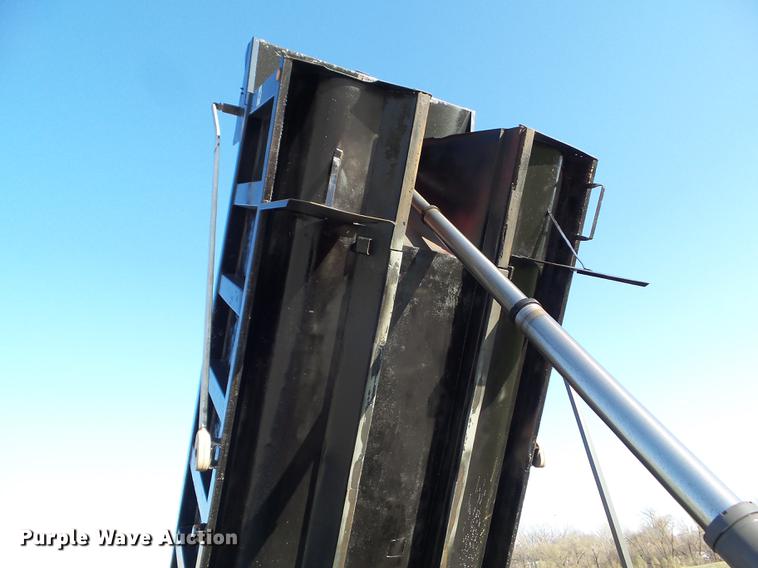 image for item L5727 2007 Peterbilt 335 dump truck