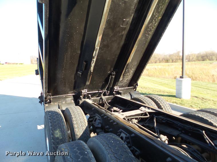 image for item L5727 2007 Peterbilt 335 dump truck