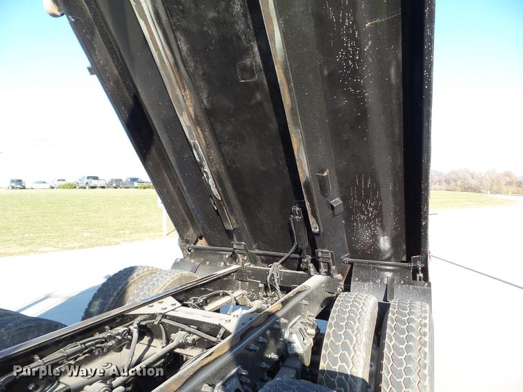 image for item L5727 2007 Peterbilt 335 dump truck