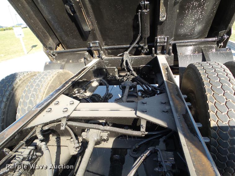 image for item L5727 2007 Peterbilt 335 dump truck