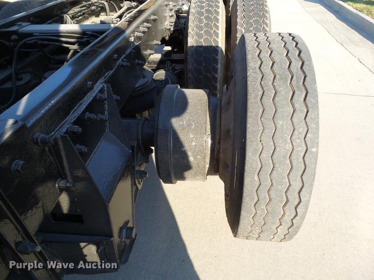 image for item L5727 2007 Peterbilt 335 dump truck