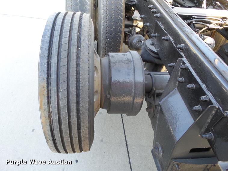 image for item L5727 2007 Peterbilt 335 dump truck