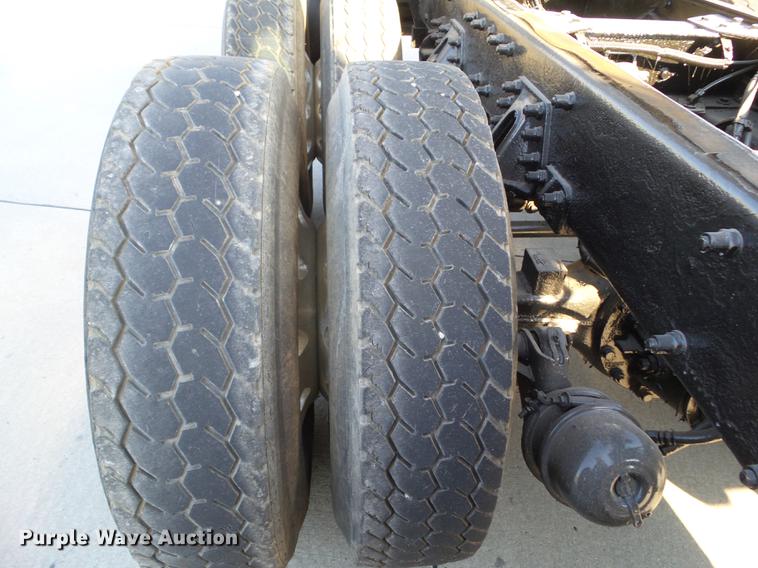 image for item L5727 2007 Peterbilt 335 dump truck