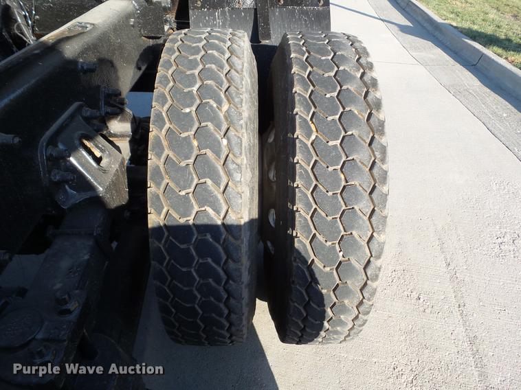 image for item L5727 2007 Peterbilt 335 dump truck