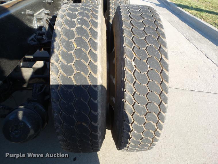 image for item L5727 2007 Peterbilt 335 dump truck