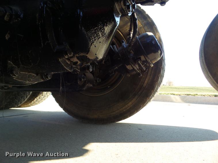 image for item L5727 2007 Peterbilt 335 dump truck