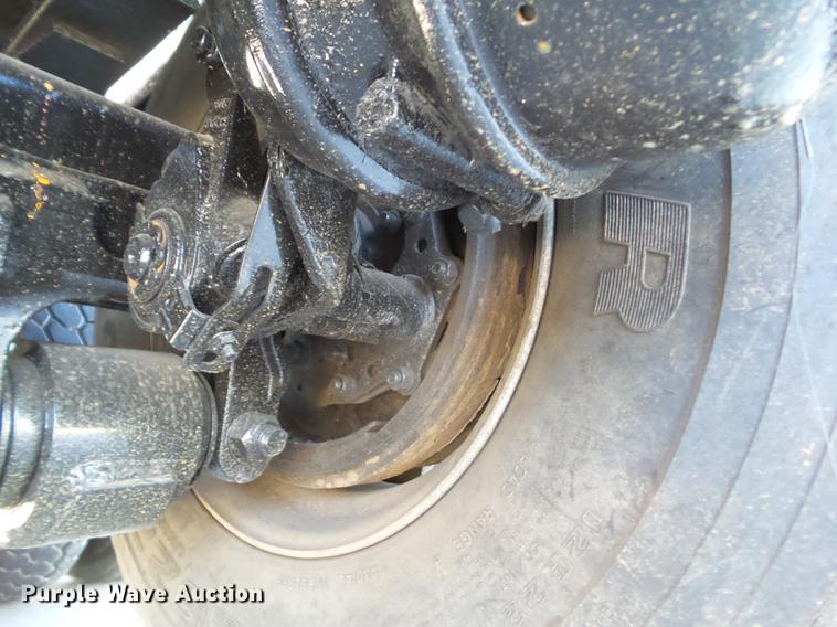 image for item L5727 2007 Peterbilt 335 dump truck