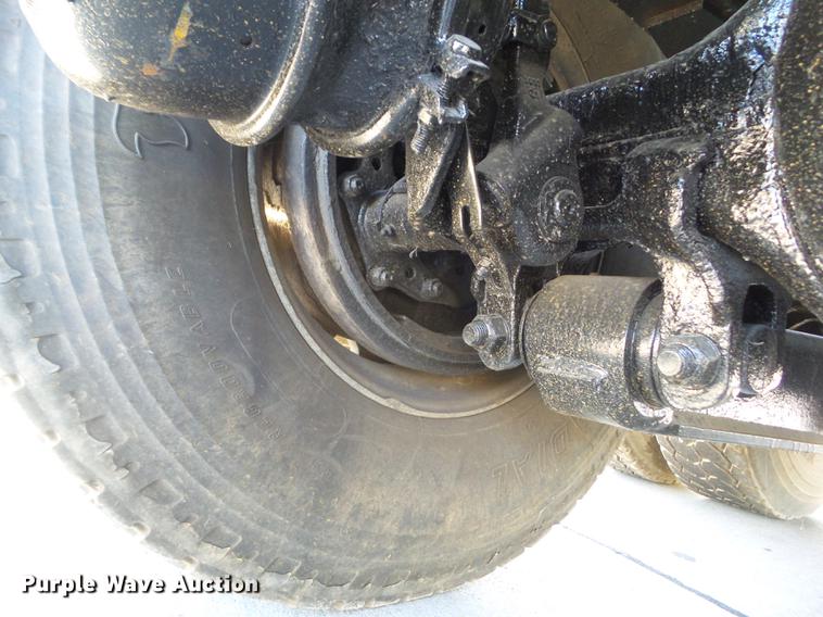 image for item L5727 2007 Peterbilt 335 dump truck