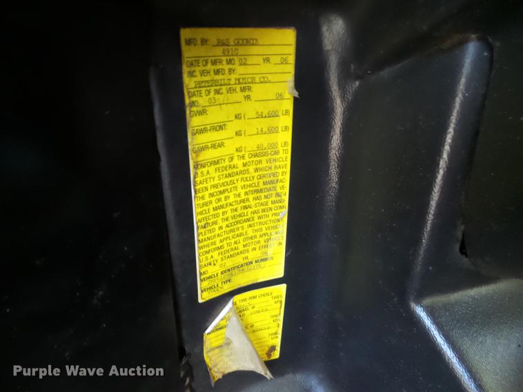 image for item L5727 2007 Peterbilt 335 dump truck