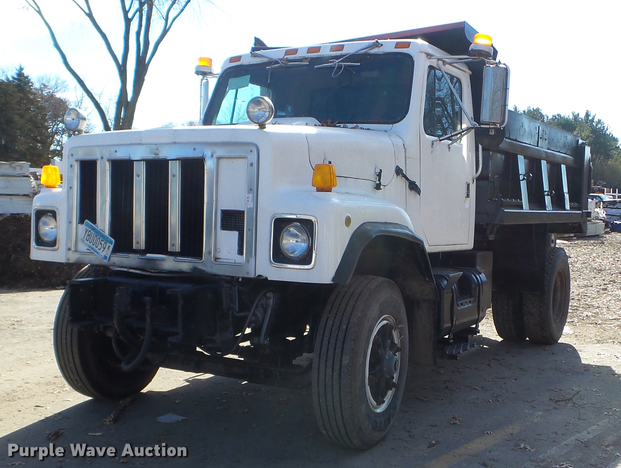 DX9689 image for item DX9689 1988 International 2574 dump truck