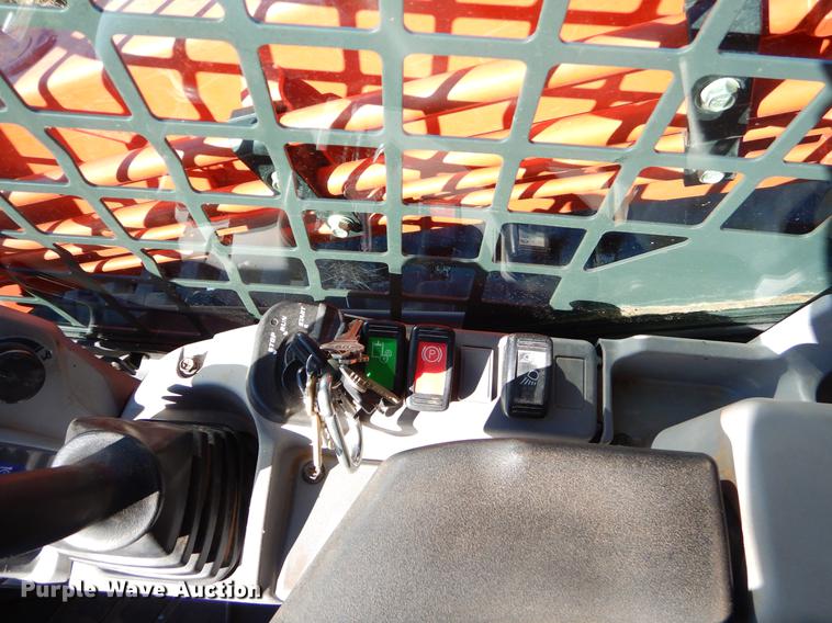 image for item DF2055 2016 Kubota SVL95-2S skid steer