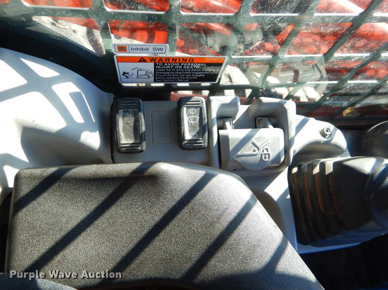 image for item DF2055 2016 Kubota SVL95-2S skid steer