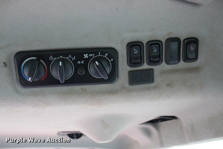 image for item DF2060 2011 Kubota L3240 tractor