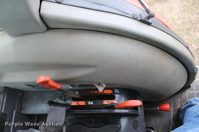 image for item DF2060 2011 Kubota L3240 tractor