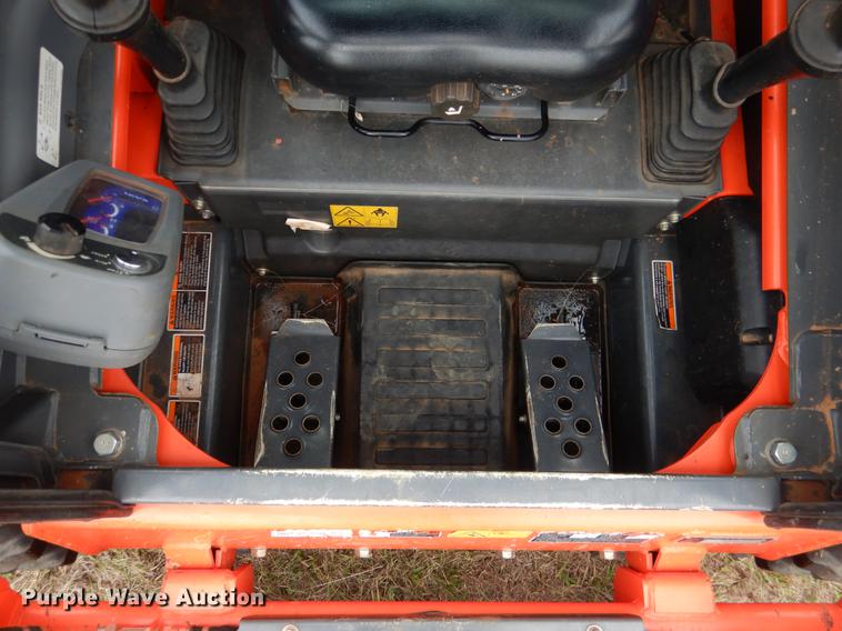 image for item DF2069 2017 Kubota SSV75 skid steer