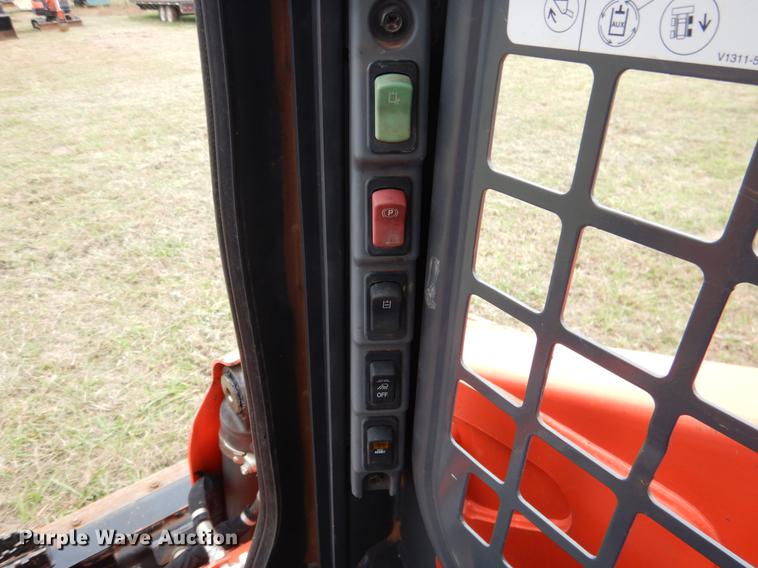 image for item DF2069 2017 Kubota SSV75 skid steer