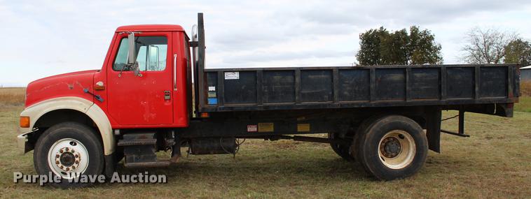 image for item DF2076 1990 International 4900 flat dump bed truck