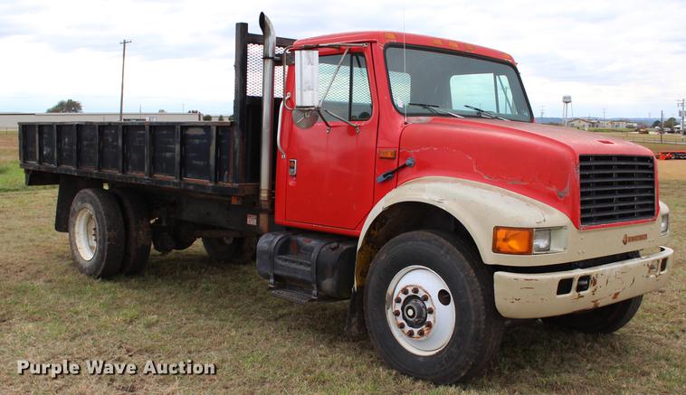 image for item DF2076 1990 International 4900 flat dump bed truck