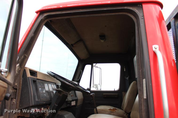 image for item DF2076 1990 International 4900 flat dump bed truck
