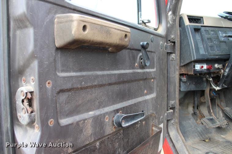 image for item DF2076 1990 International 4900 flat dump bed truck