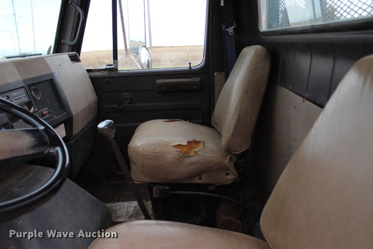 image for item DF2076 1990 International 4900 flat dump bed truck