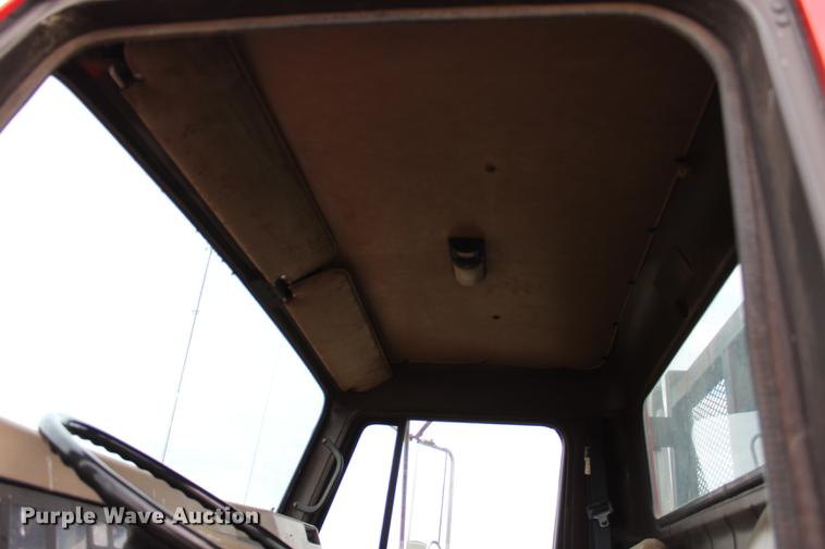 image for item DF2076 1990 International 4900 flat dump bed truck