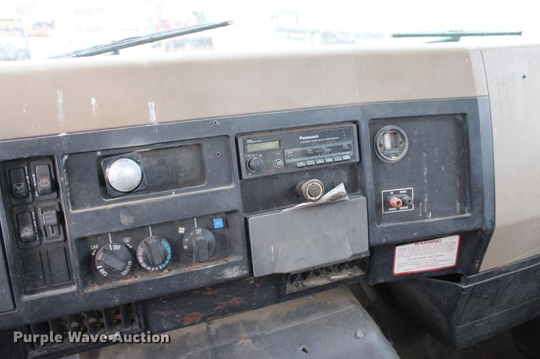 image for item DF2076 1990 International 4900 flat dump bed truck