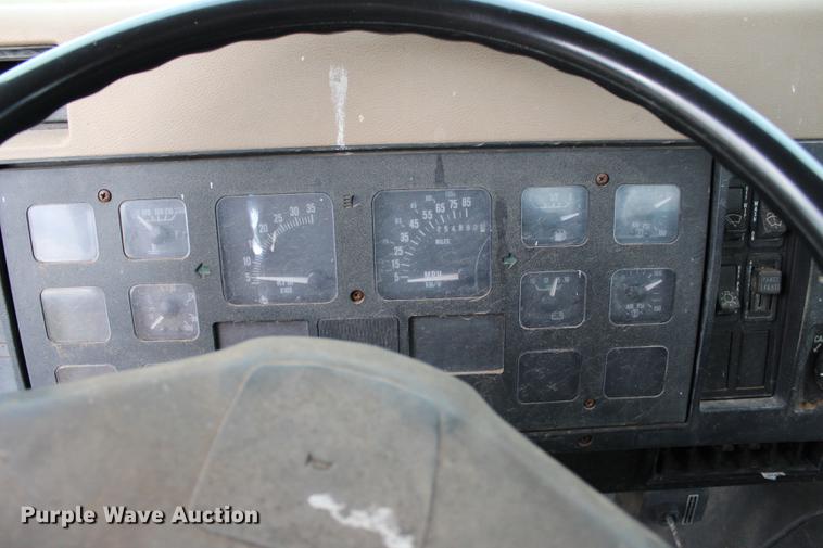 image for item DF2076 1990 International 4900 flat dump bed truck