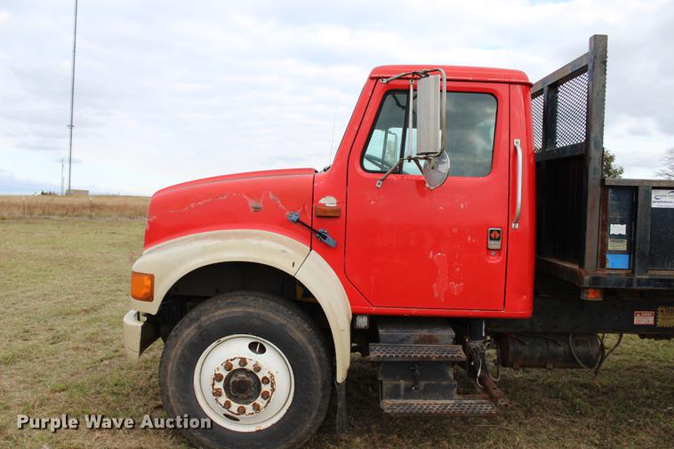 image for item DF2076 1990 International 4900 flat dump bed truck
