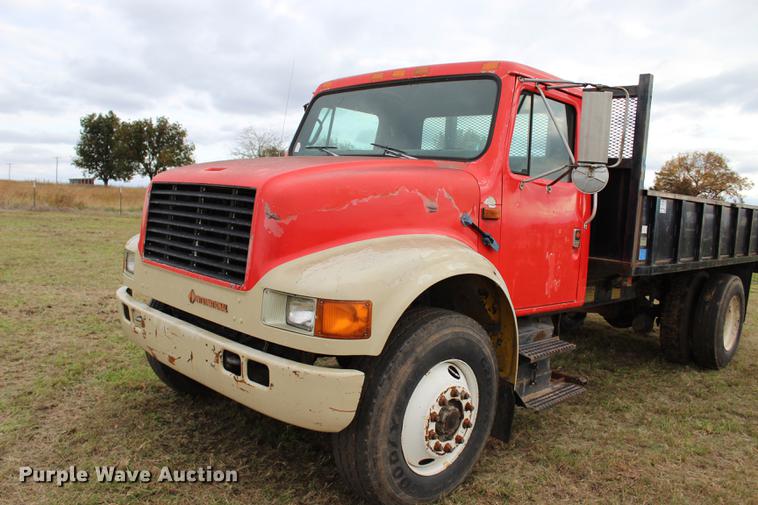 image for item DF2076 1990 International 4900 flat dump bed truck