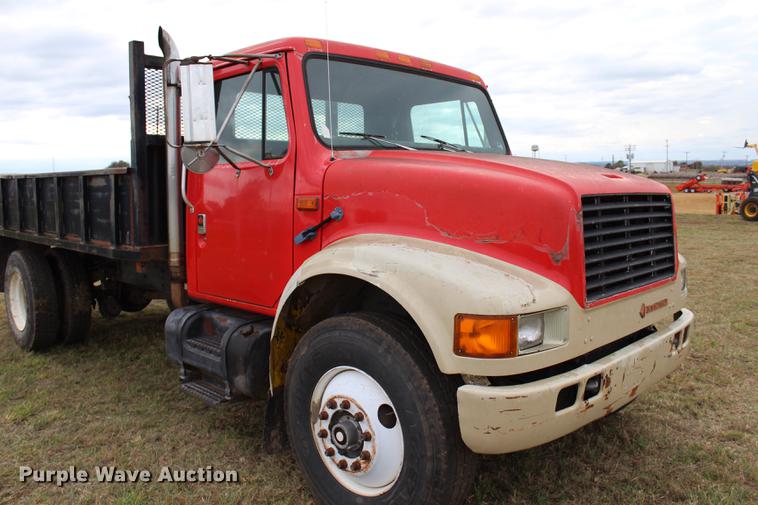 image for item DF2076 1990 International 4900 flat dump bed truck