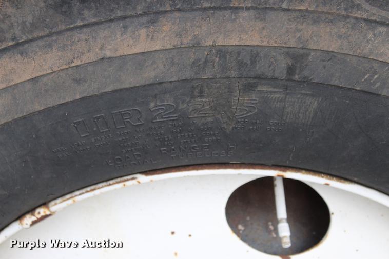 image for item DF2076 1990 International 4900 flat dump bed truck