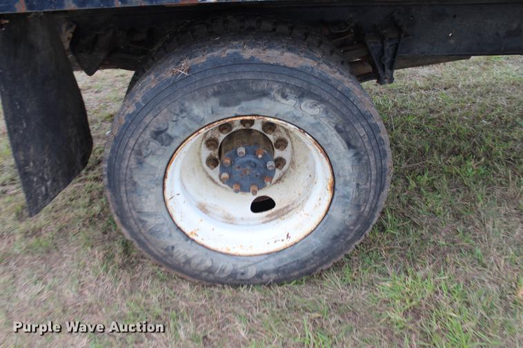 image for item DF2076 1990 International 4900 flat dump bed truck