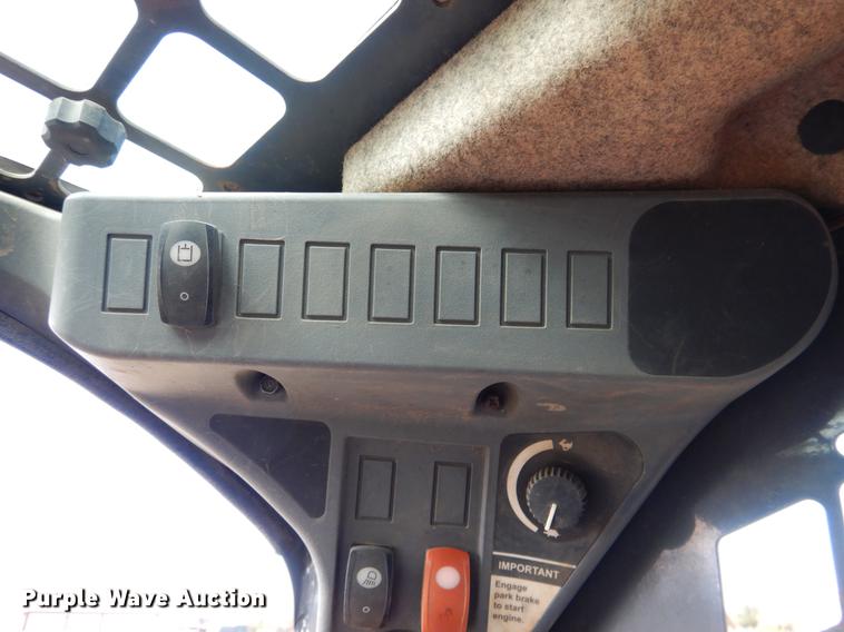 image for item DF2094 2012 John Deere 333D skid steer