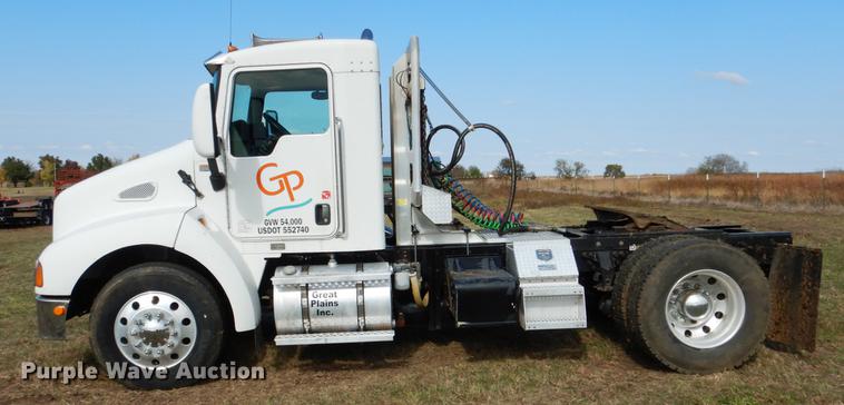 image for item DF2095 2006 Kenworth T300 semi truck