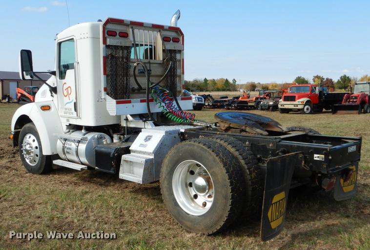 image for item DF2095 2006 Kenworth T300 semi truck