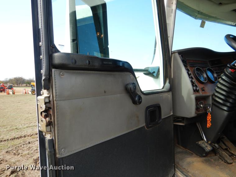 image for item DF2095 2006 Kenworth T300 semi truck