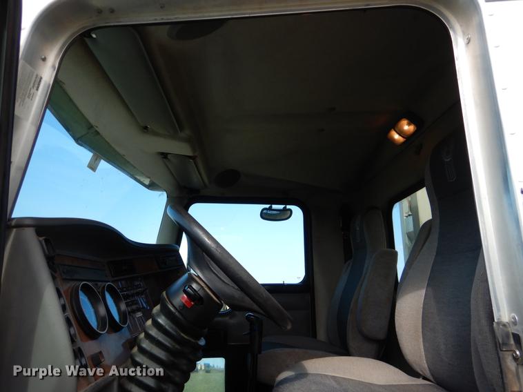 image for item DF2095 2006 Kenworth T300 semi truck