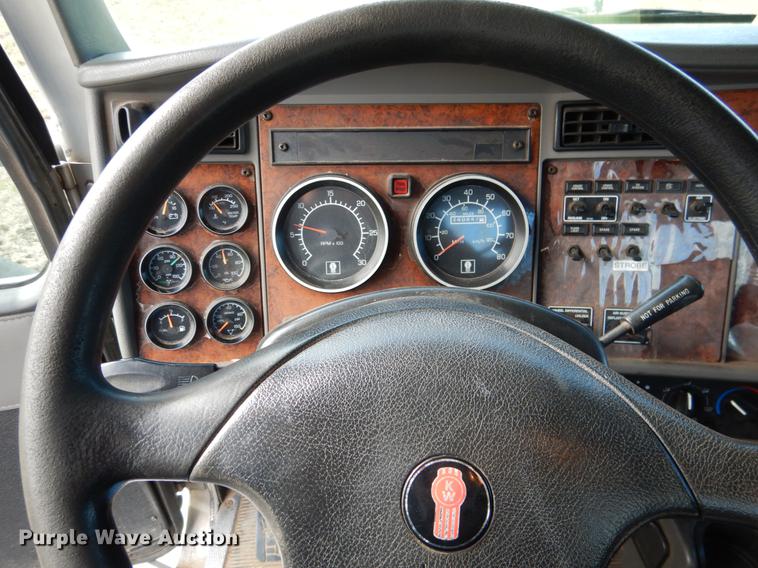 image for item DF2095 2006 Kenworth T300 semi truck