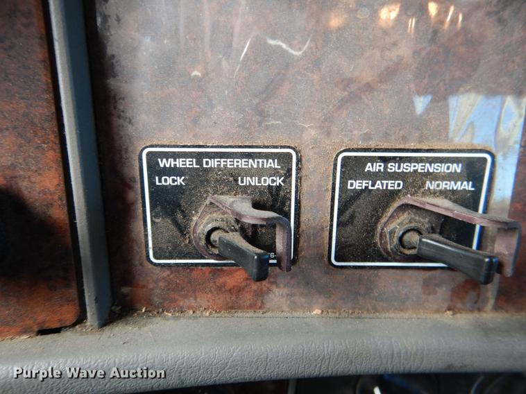 image for item DF2095 2006 Kenworth T300 semi truck