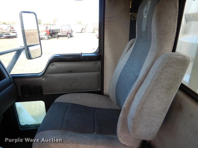 image for item DF2095 2006 Kenworth T300 semi truck