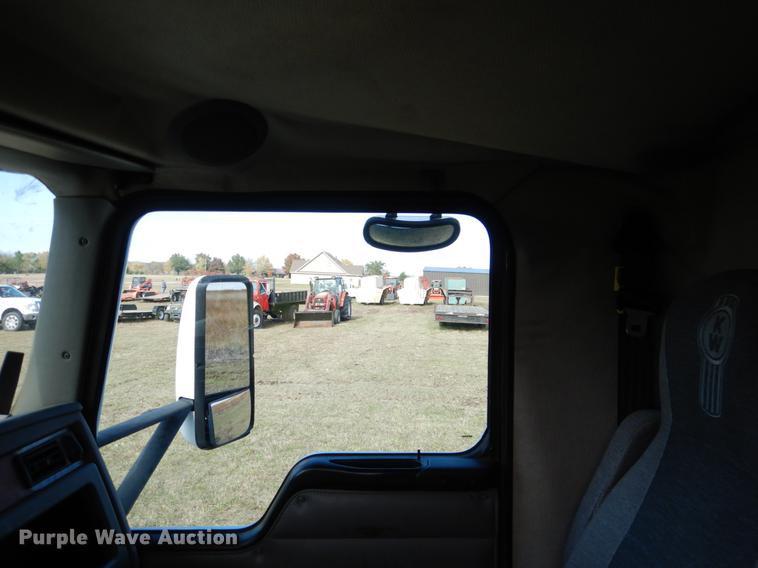image for item DF2095 2006 Kenworth T300 semi truck