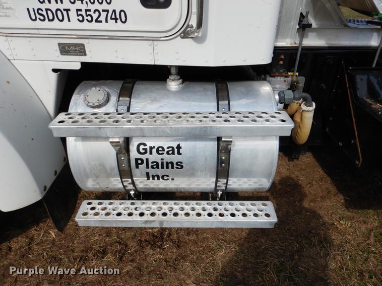 image for item DF2095 2006 Kenworth T300 semi truck